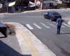 No último segundo, homem pula em carro desgovernado e evita acidente. Veja o vídeo - Jornal da Franca