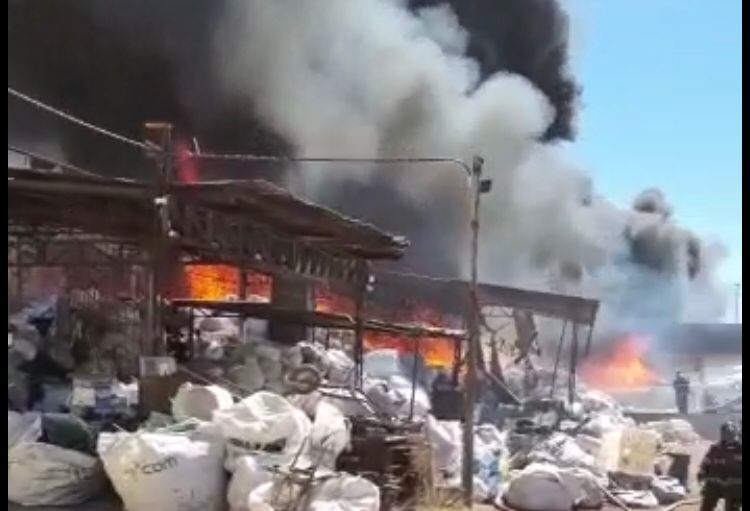 Incêndio de grandes proporções assusta moradores do Jd. Palma neste domingo, 22