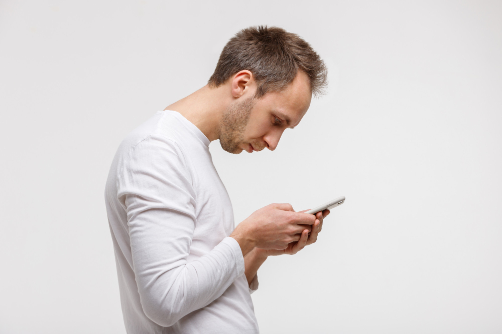 Postura de muito tempo no celular pode causar alterações irreversíveis na coluna