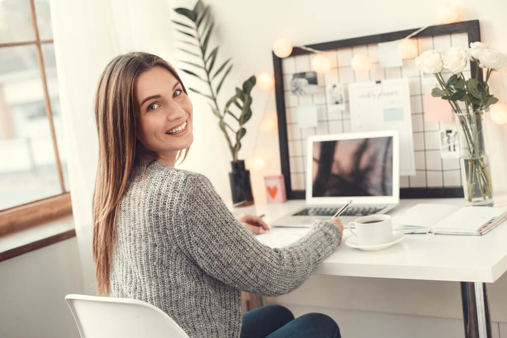 Startup oferece 400 vagas para trabalho em home office permanente sem exigir diploma