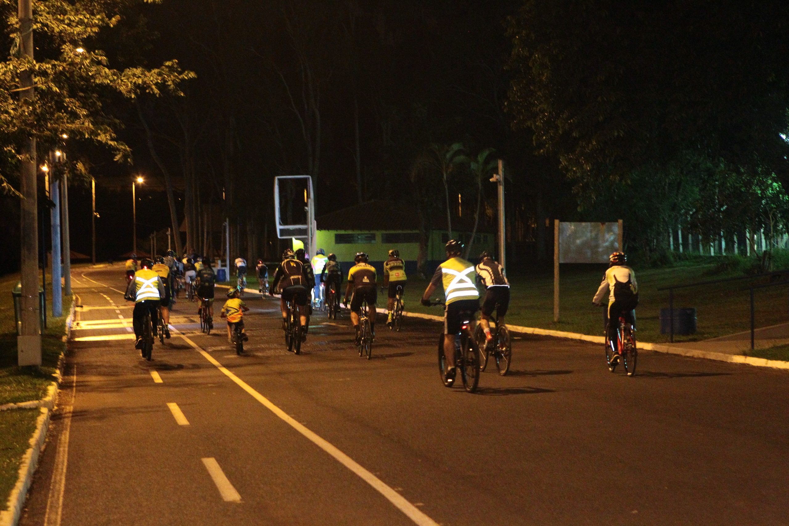 passeio ciclístico noturno