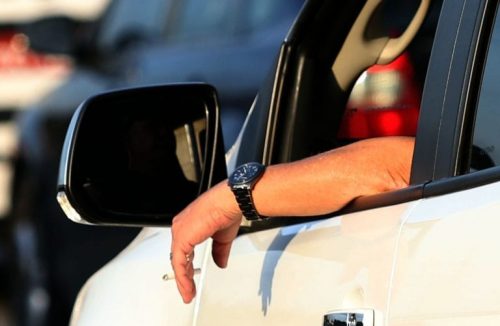 Deixar braço para fora, usar fones de ouvido: 10 hábitos ao dirigir que dão multa - Jornal da Franca