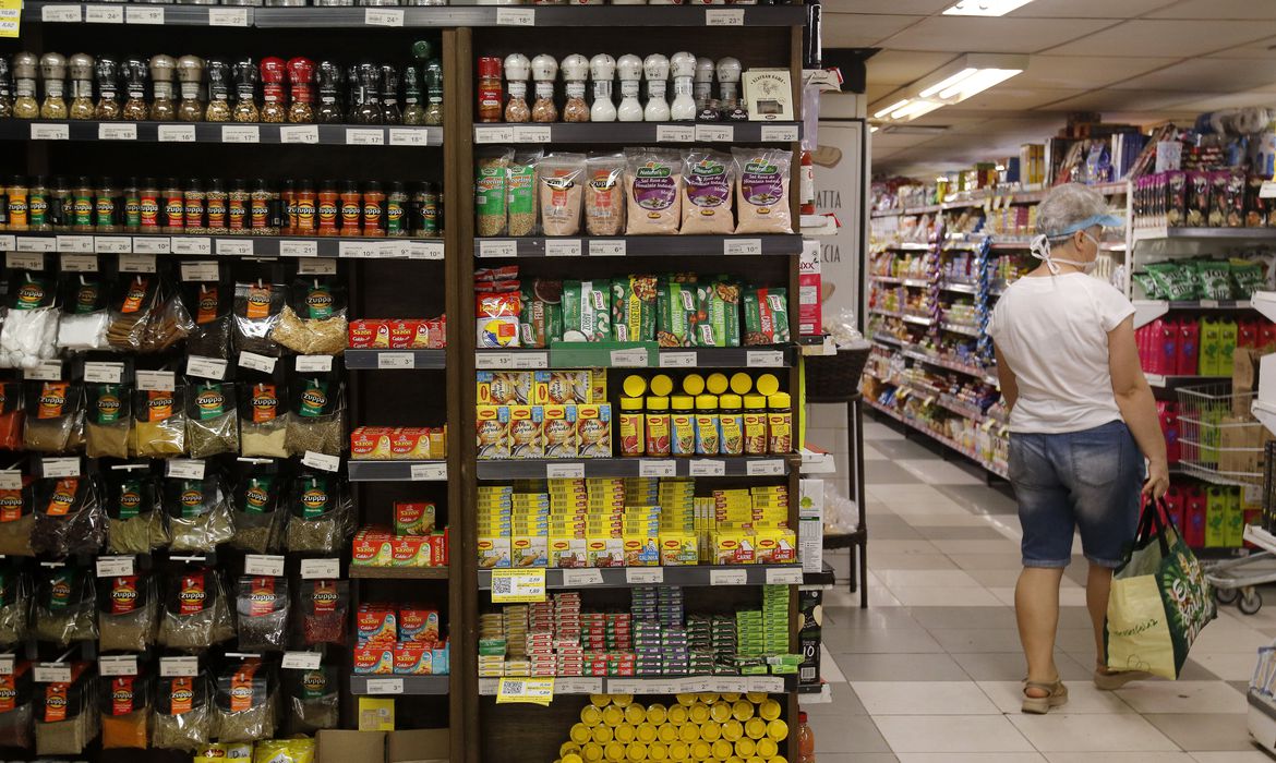 Empresas têm novas regras para indicar na embalagem a redução do volume do produto