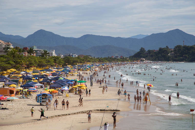 Feriadão sem restrição: praias ficam lotadas no litoral paulista nos primeiros dias