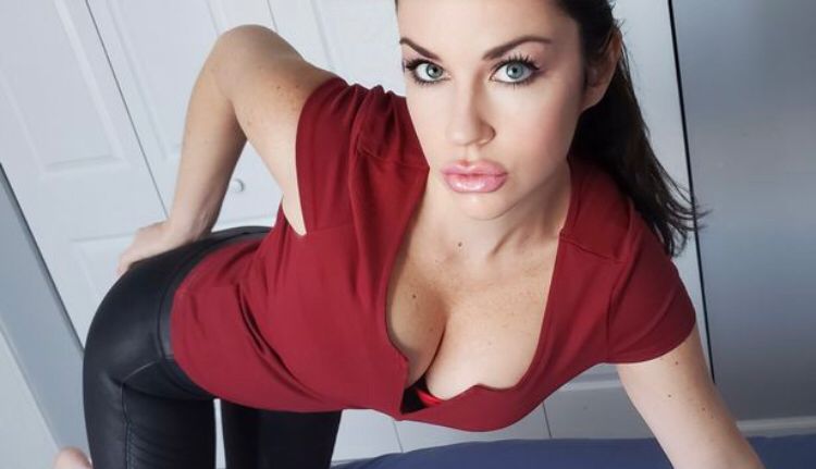 Mulher revela dificuldade em encontrar emprego normal por ser considerada muito sexy