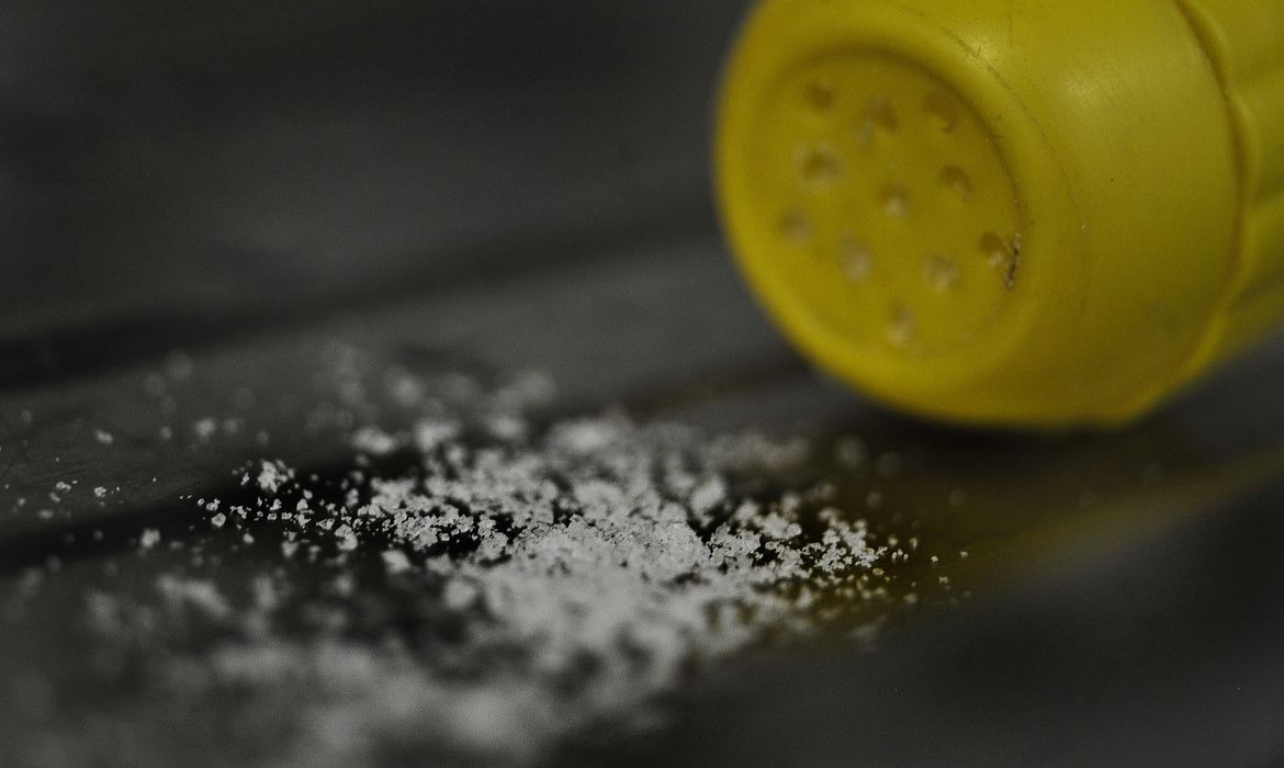 Alimentos com sódio reduzido podem ter saldo de 2,6 mil mortos a menos no Brasil