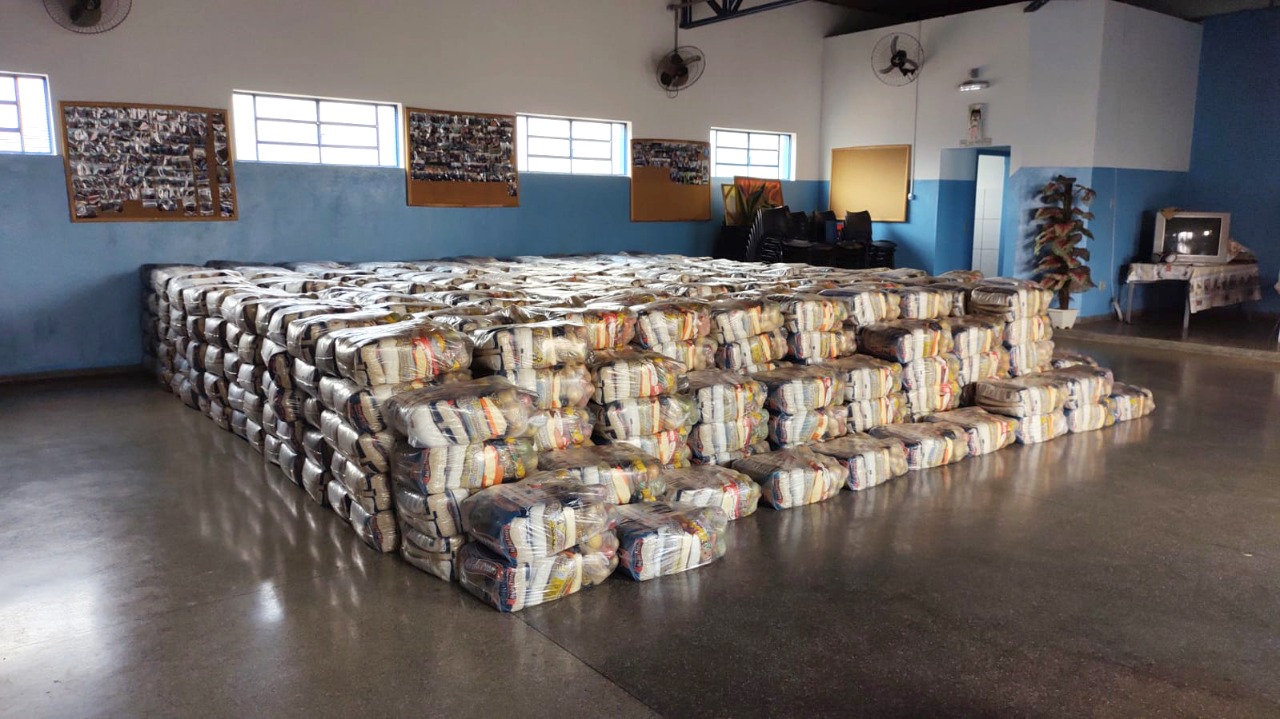 Pedregulho entrega 760 kits de merenda escolar para alunos da rede municipal