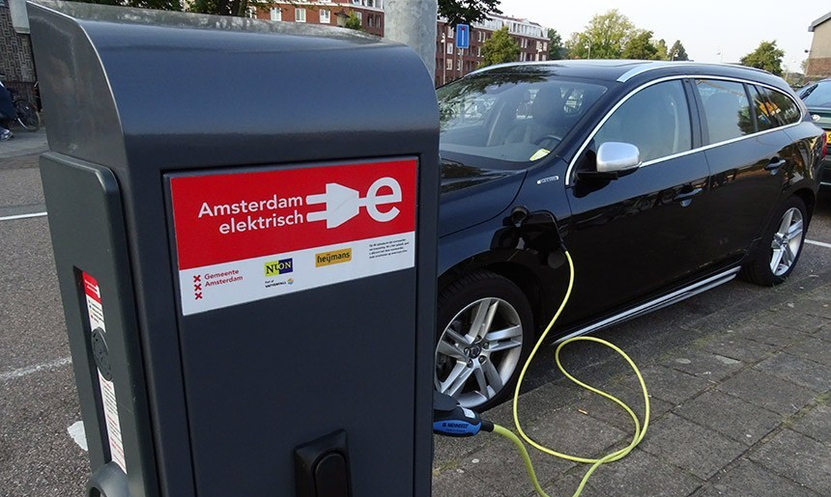 Brasileiros querem carro elétrico como opção de compra. Problema é preço ainda alto