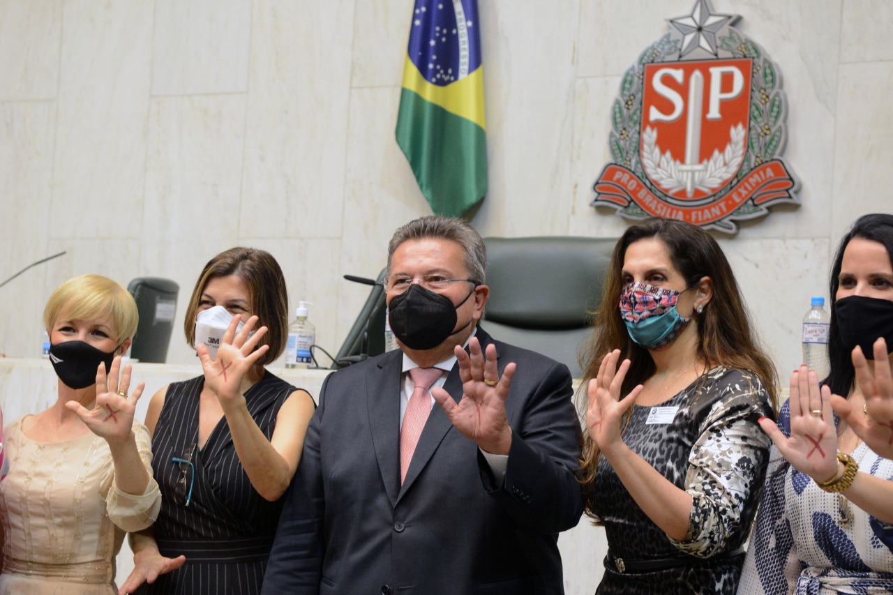 Sinal vermelho contra a violência doméstica: deputada Graciela participa da adesão
