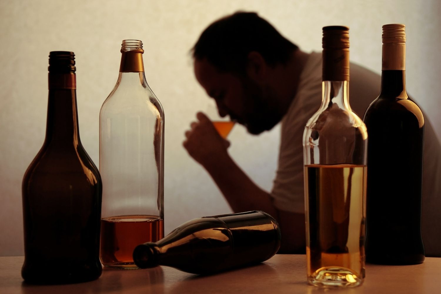 Alcoolismo é uma doença cerebral crônica – saiba como identificar os sintomas