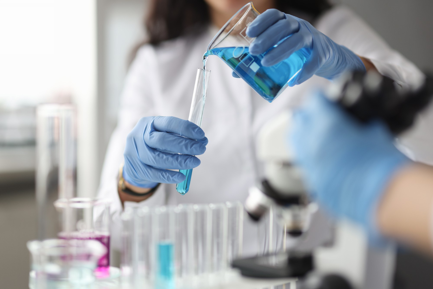 Cientistas da USP identificam sete medicamentos com potencial contra covid-19