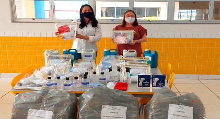 Pedregulho entrega 1,8 mil kits para os alunos no retorno às aulas presenciais