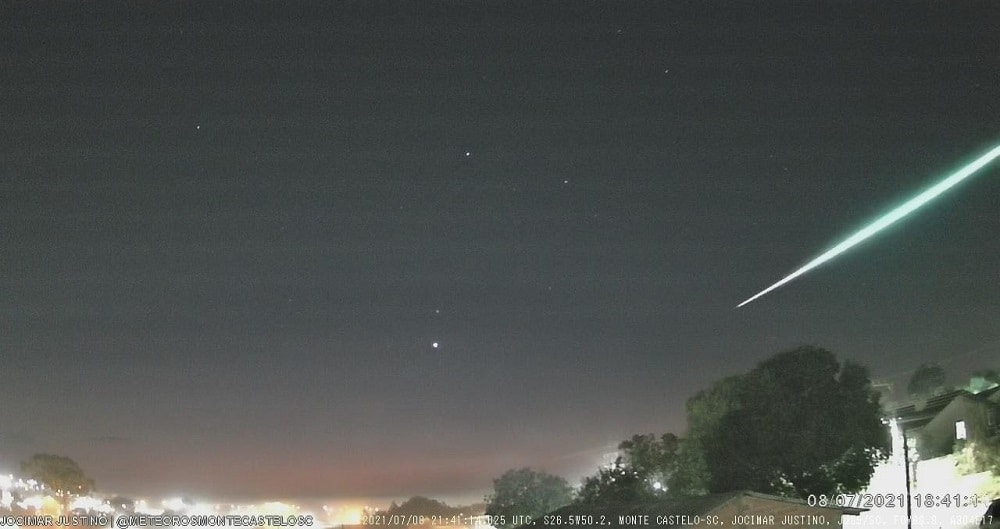 Meteoro atravessa várias cidades mineiras e ilumina o céu de Copacabana. Vídeo