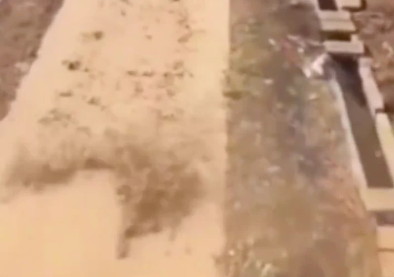 Homem precisa limpar grande área com pequena vassoura, mas recebe ajuda do céu
