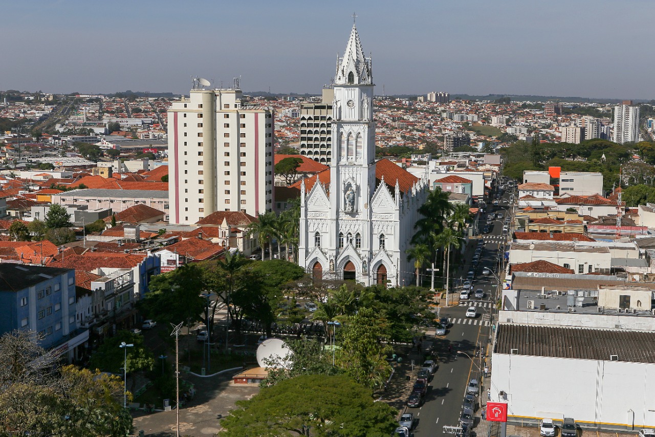 Bolo gigante e muitas atrações na festa de aniversário – Jornal