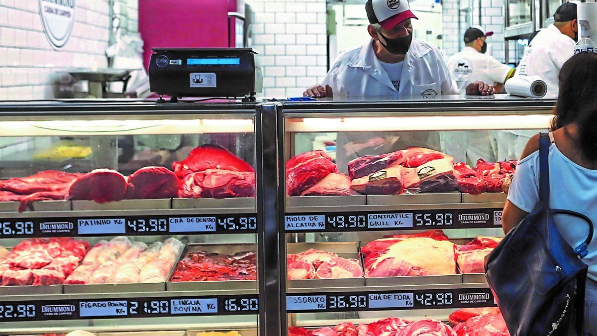 Alta no preço da carne obriga brasileiros a substituir o alimento no dia a dia