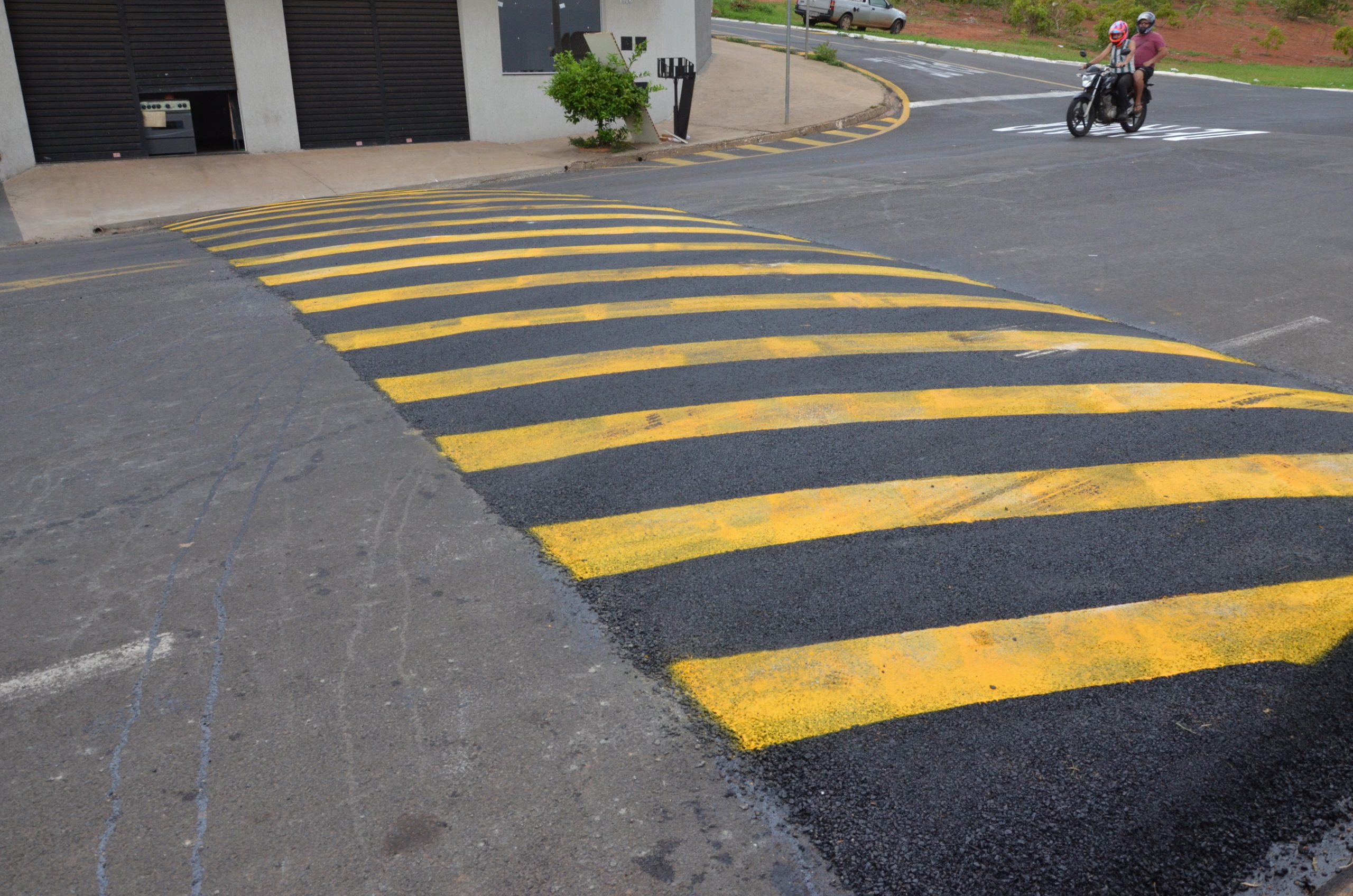 Em Franca, av. Major Elias Mota recebe instalação de duas novas lombadas