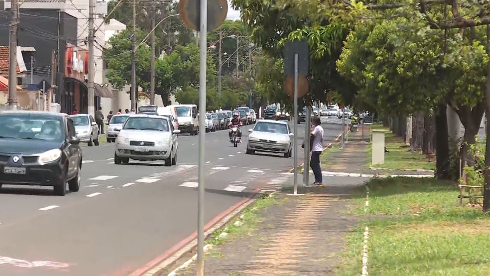 Em Franca, uso de celular ao volante corresponde a 15% das infrações de trânsito