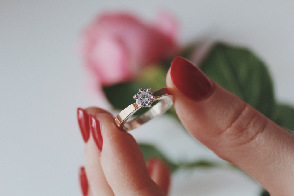 Mulher se confunde e quase joga no lixo um diamante avaliado em 17 milhões