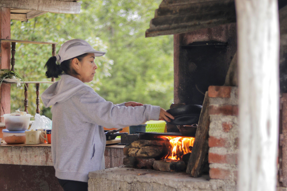 Com gás de cozinha em torno de R$ 100, brasileiros precisam usar lenha para cozinhar