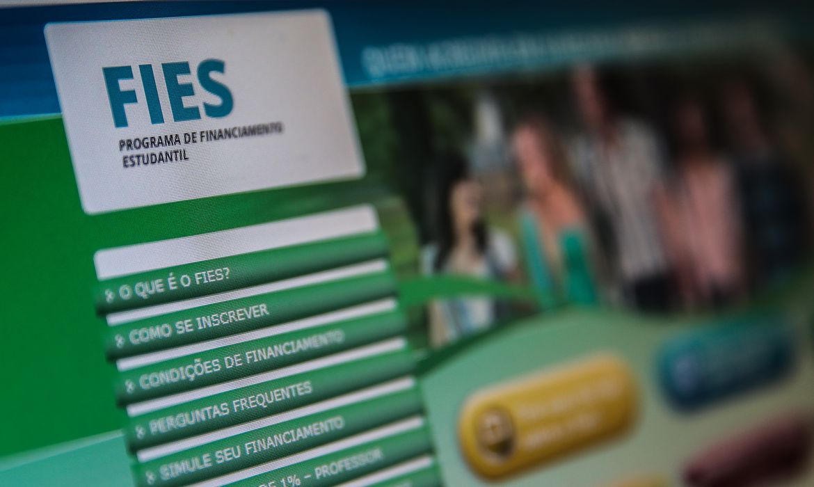 Governo estuda a possibilidade de perdoar dívida do FIES de estudantes. Saiba mais