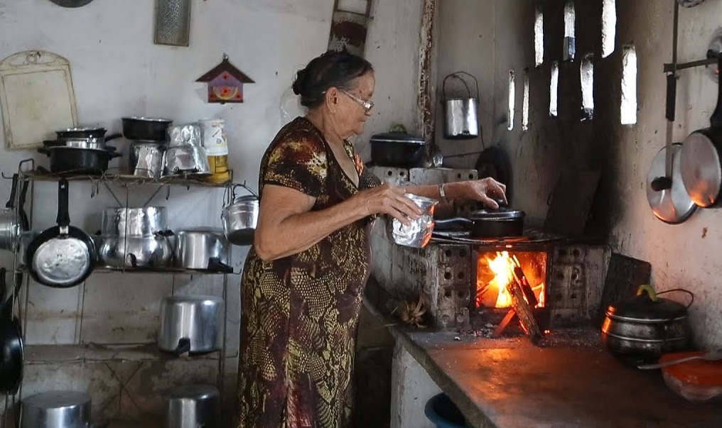 Triste, mas real: Lenha já é mais usada que o gás nas cozinhas brasileiras
