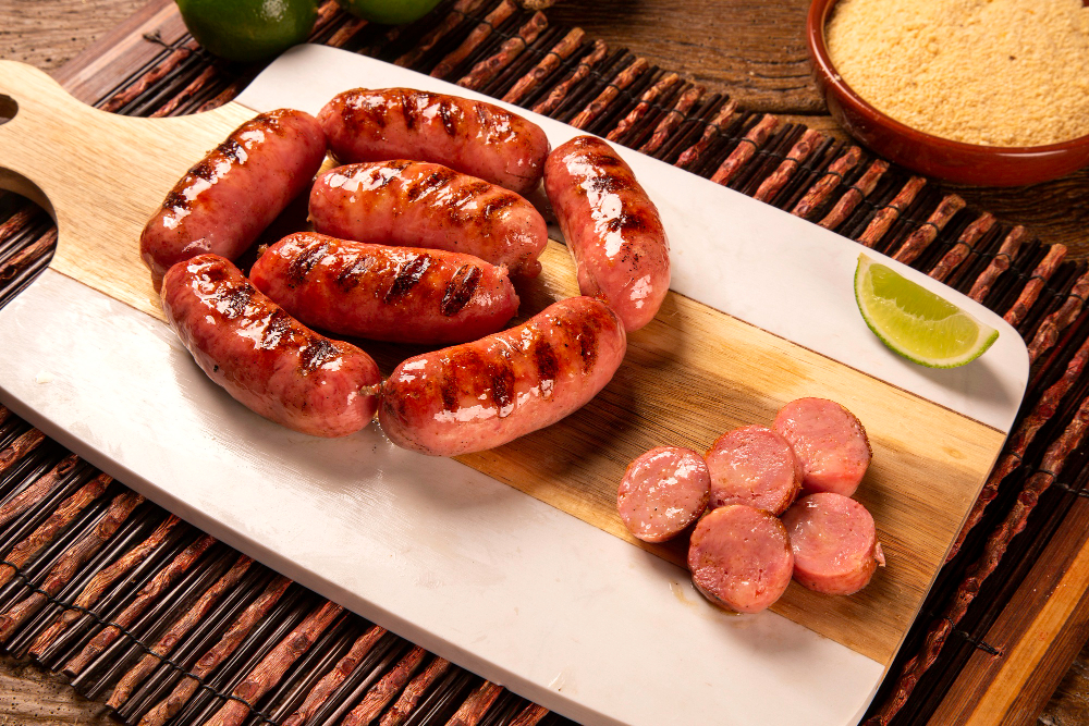 Com alta da inflação, brasileiro troca a carne do churrasco: picanha por linguiça