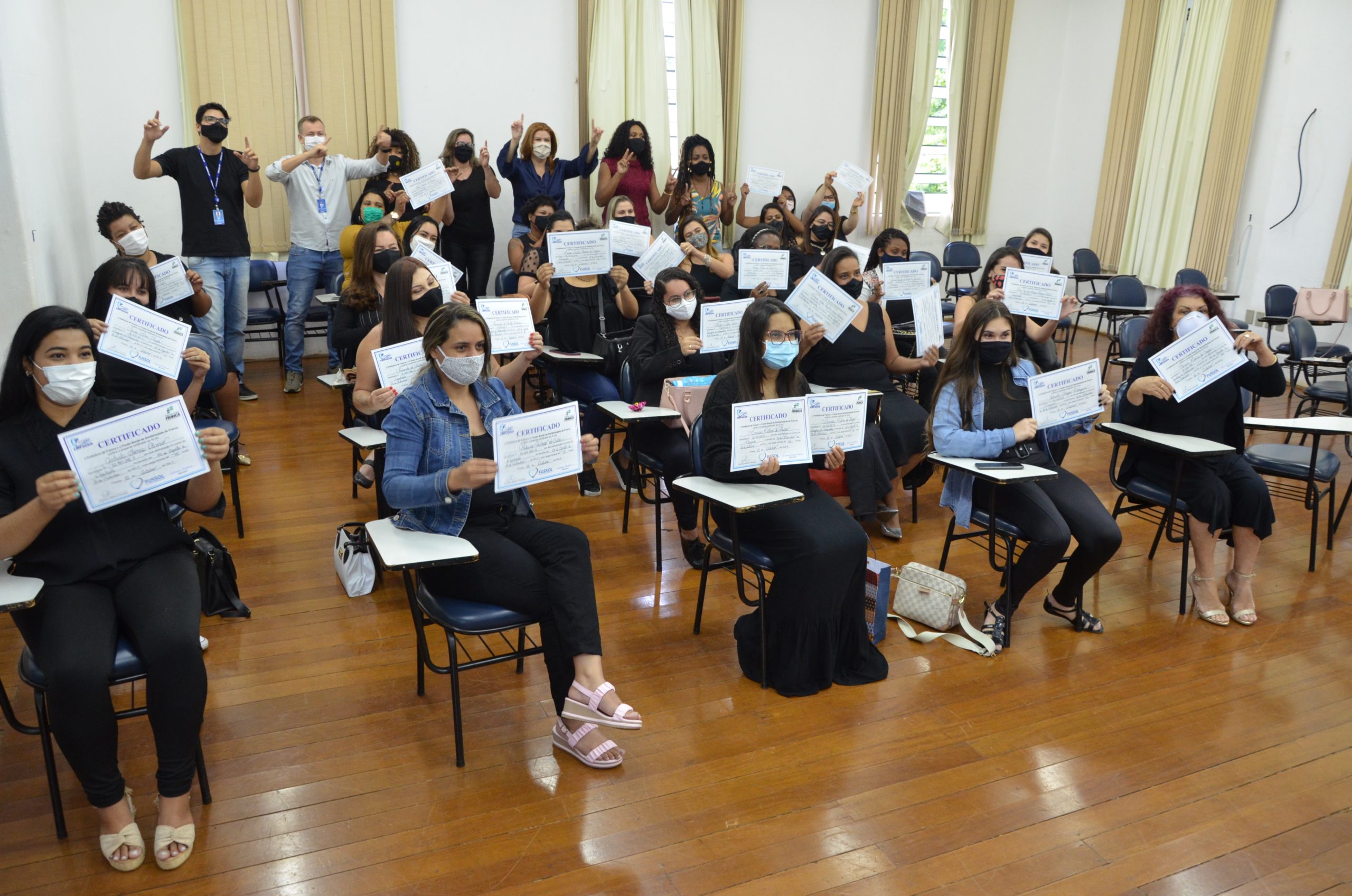 Fussol entrega certificados para cursos de capacitação da Escola da Beleza