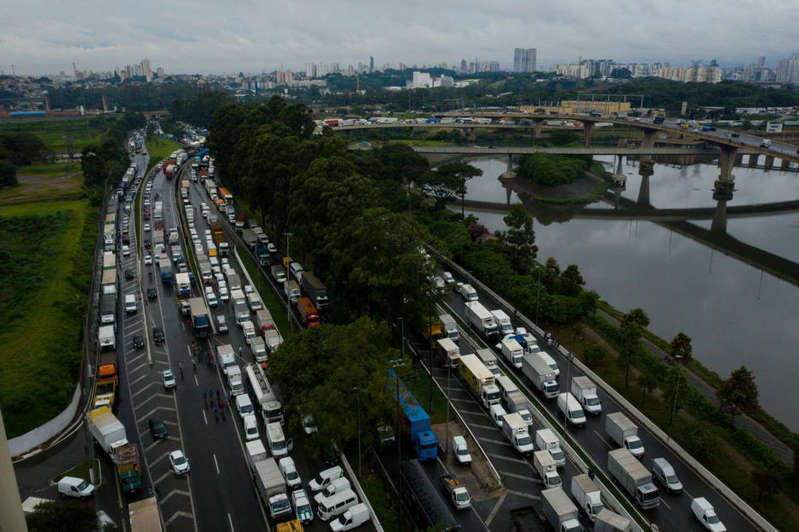 Greve dos caminhoneiros: governo obtém liminar contra paralisações em três Estados