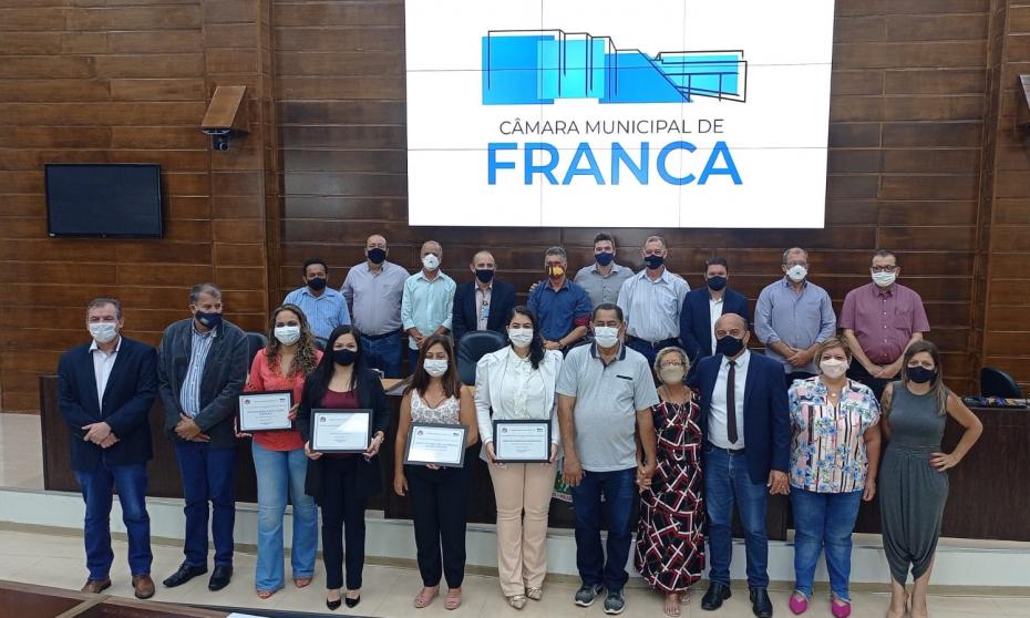 Funcionários públicos são homenageados na Câmara em razão do Dia do Servidor