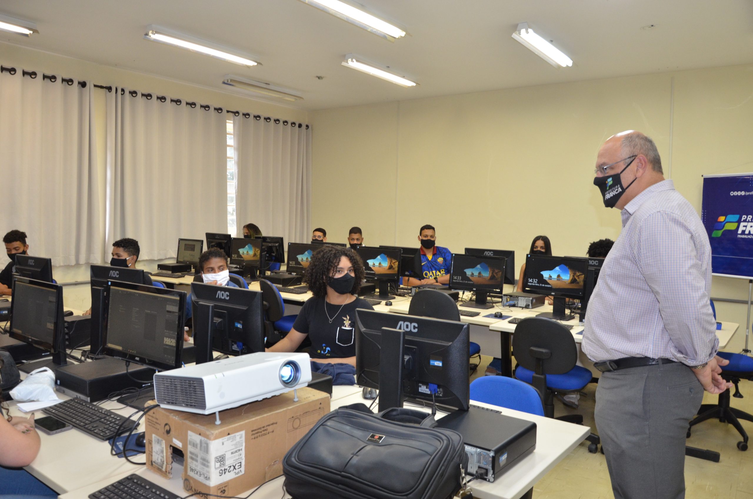 Minha Chance Jovem: Alexandre Ferreira vai ao 1º dia de aula dos adolescentes
