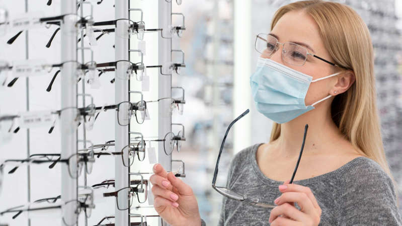 Máscara x óculos: veja truque de médico para evitar que as lentes embacem!