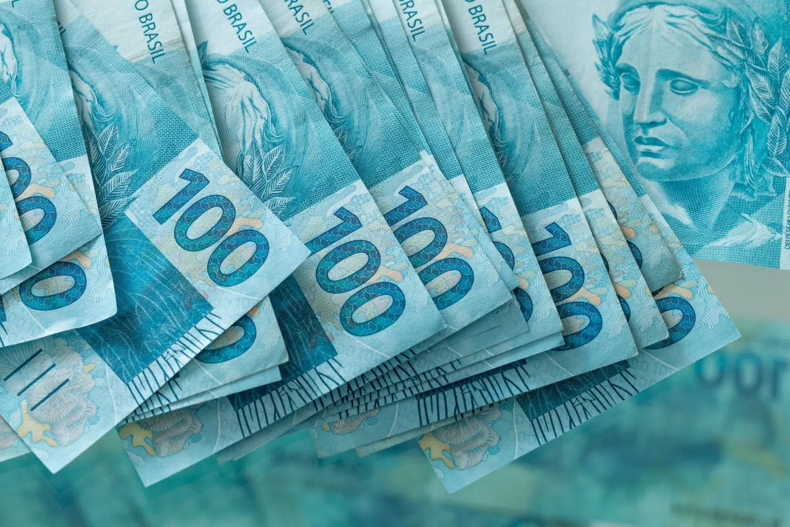 Governo revê estimativa de inflação: salário mínimo em 2022 pode subir para R$ 1.200