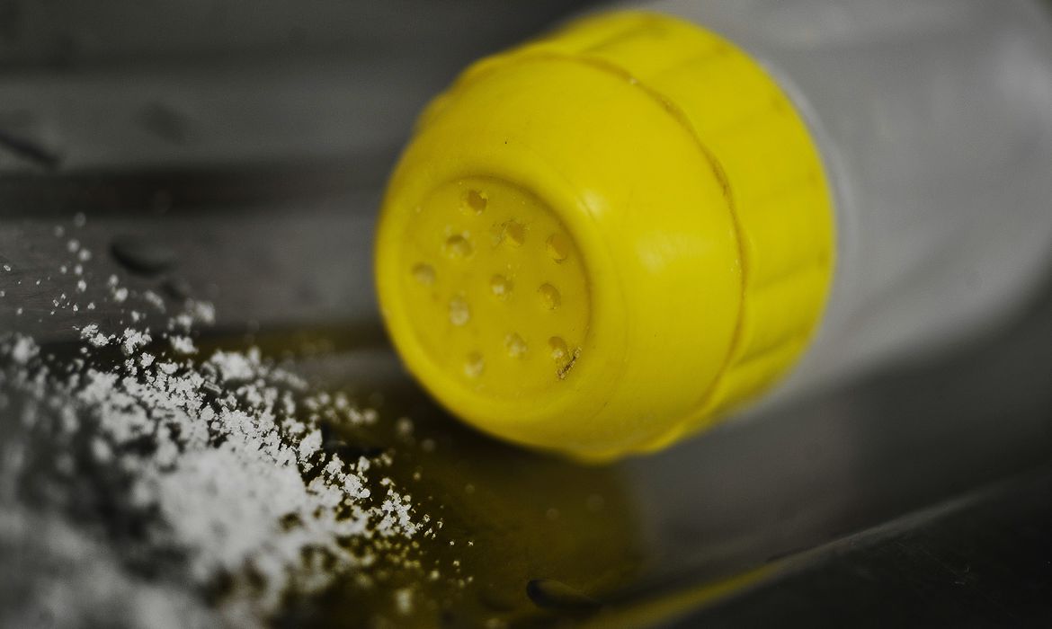 Consumo de sal dispara e pode causar diversos danos para a saúde dos brasileiros