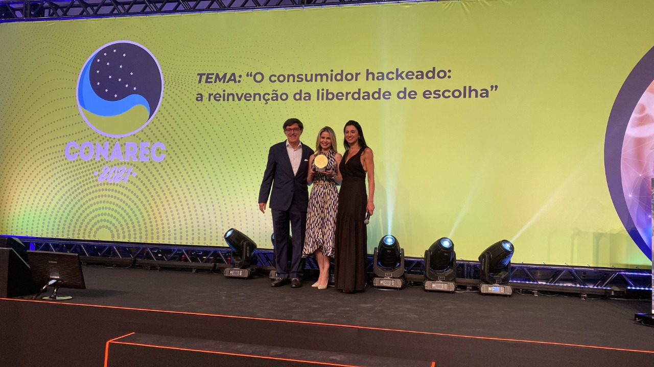 Prêmio Conarec destaca o trabalho de Jaqueline Sena, diretora do Sistema Hapvida