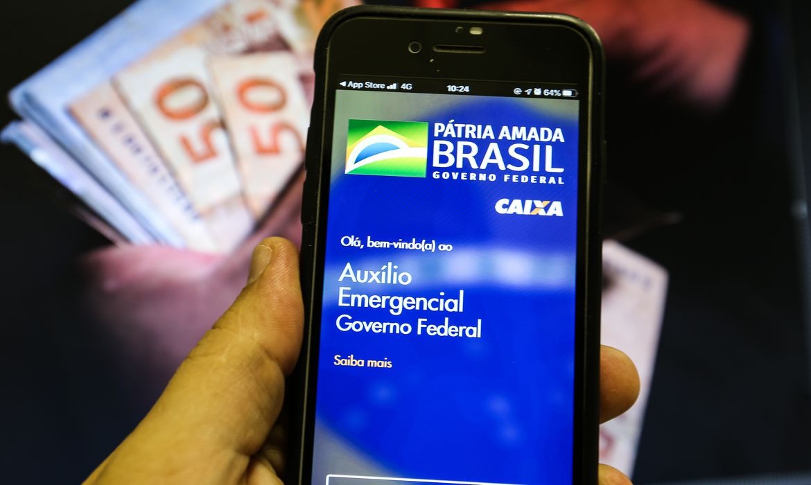 Trabalhadores nascidos em maio podem receber auxílio nas agências da Caixa