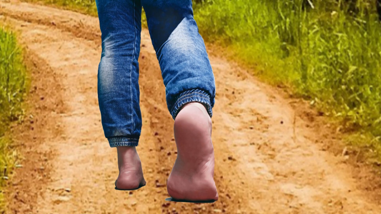 Andar com os pés descalços, além de gostoso, pode ser uma potente terapia
