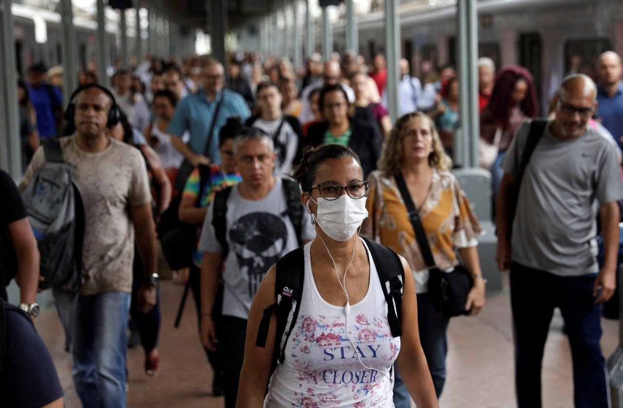 Liberação de máscaras ainda depende de população ter mais critérios, diz médico