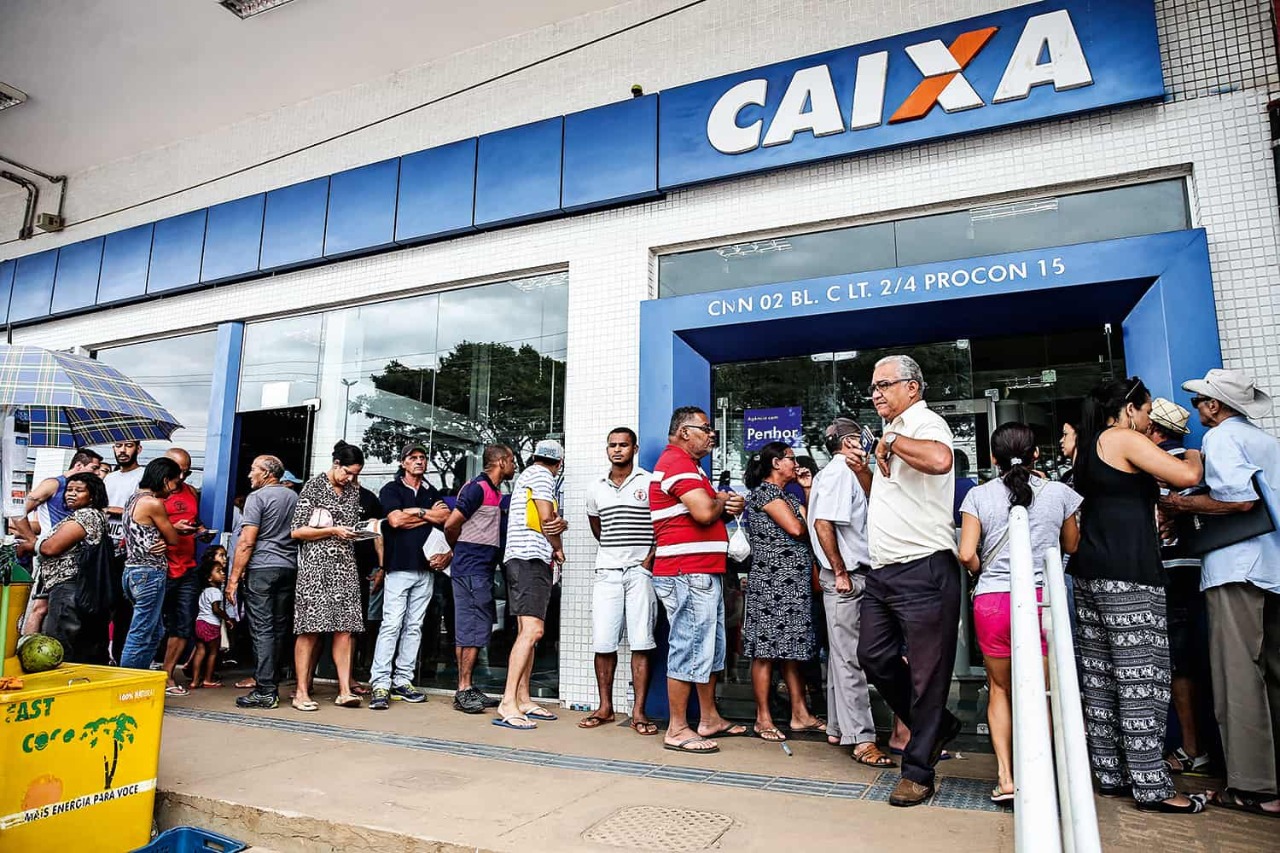 Trabalhadores informais que nasceram em outubro podem sacar auxílio na Caixa hoje