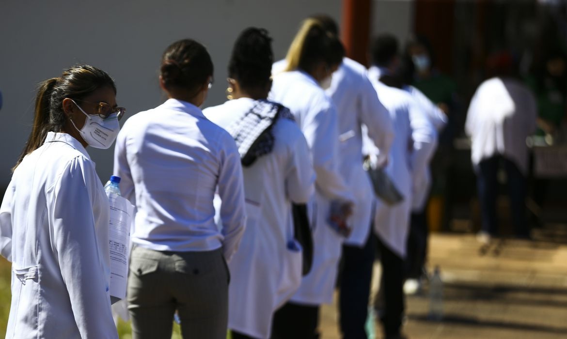 Após renúncia coletiva, Inep fará Revalida, para regularizar médicos formados fora