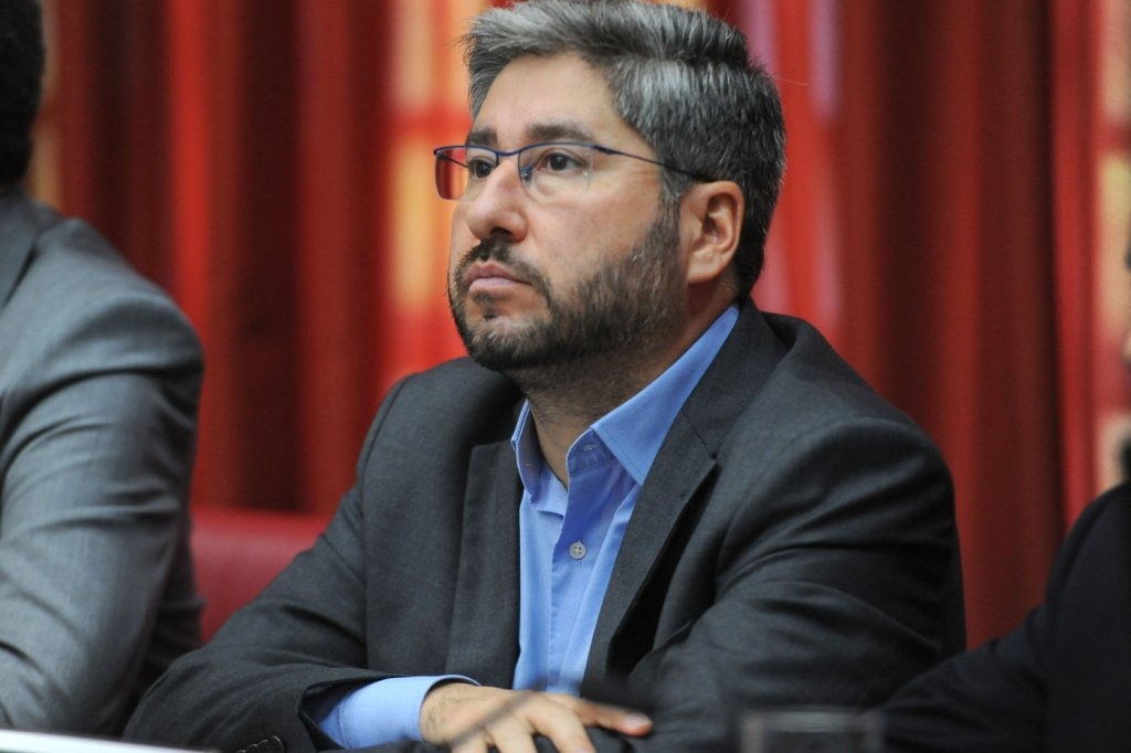 Deputado acusado de assediar deputada é expulso do partido, mas segue no cargo