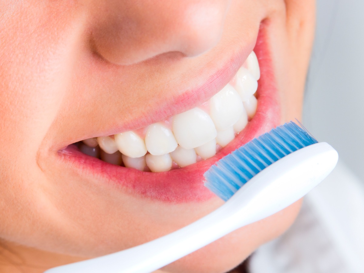Escovação dos dentes ajuda manter saúde; sabe o que acontece se não escovar direito?