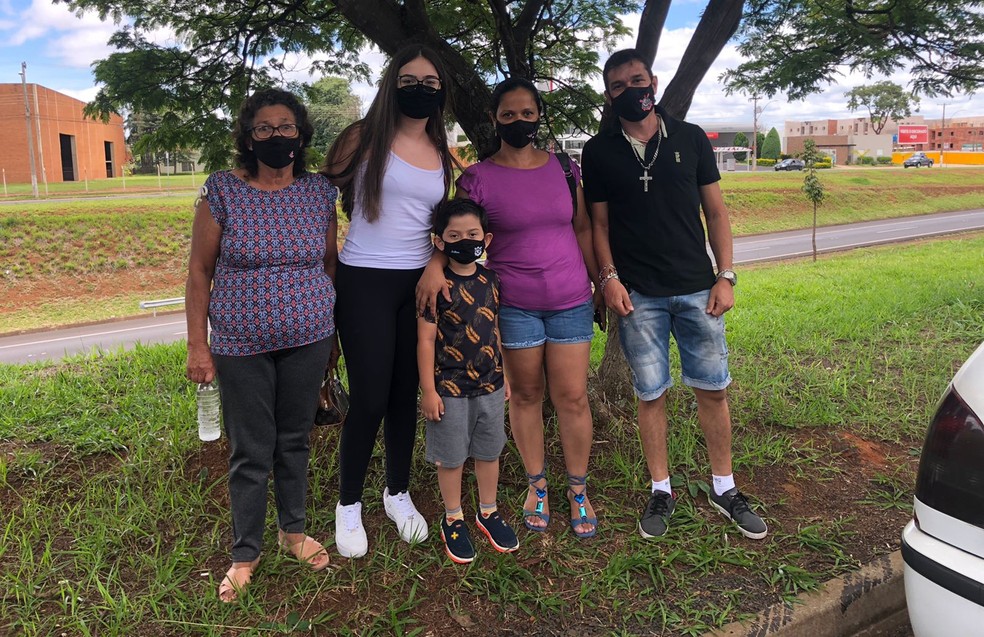 Jovem de Capetinga faz Enem em Franca e família vai de torcida na porta da escola
