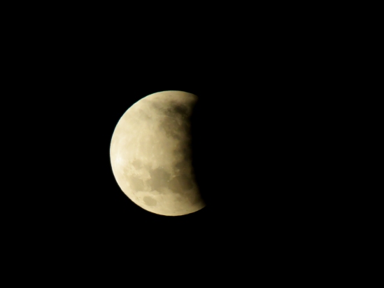 Eclipse lunar parcial mais longo em 580 anos aconteceu nesta sexta-feira (19).