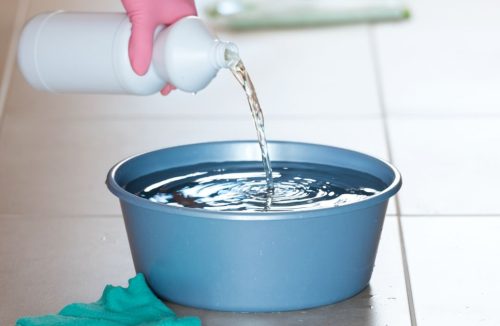 Água sanitária na limpeza da casa: veja o que é mito e o que é verdade! - Jornal da Franca