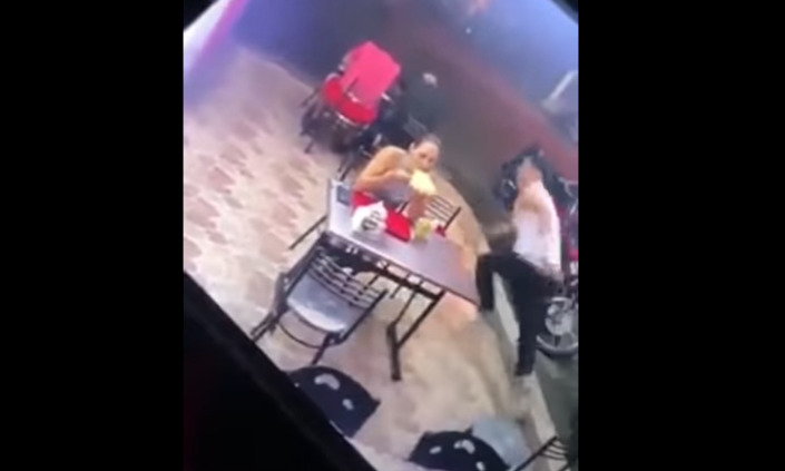 Mulher é abandonada por namorado durante assalto, perde o celular e continua comendo