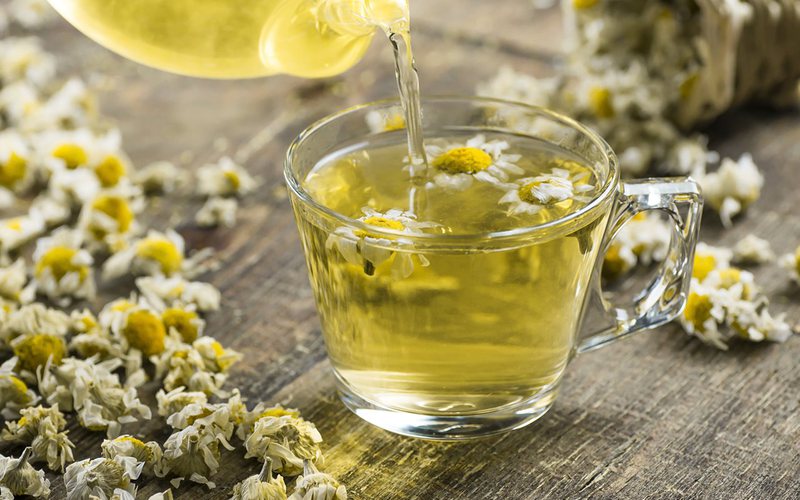 Camomila ajuda na ansiedade, TPM, medos e relaxamento; saiba como usá-la!