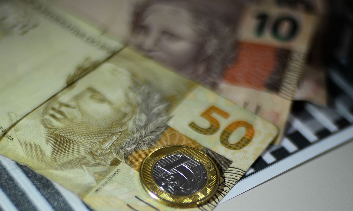 Pagamento do auxílio a trabalhadores nascidos em maio será feito a partir de terça