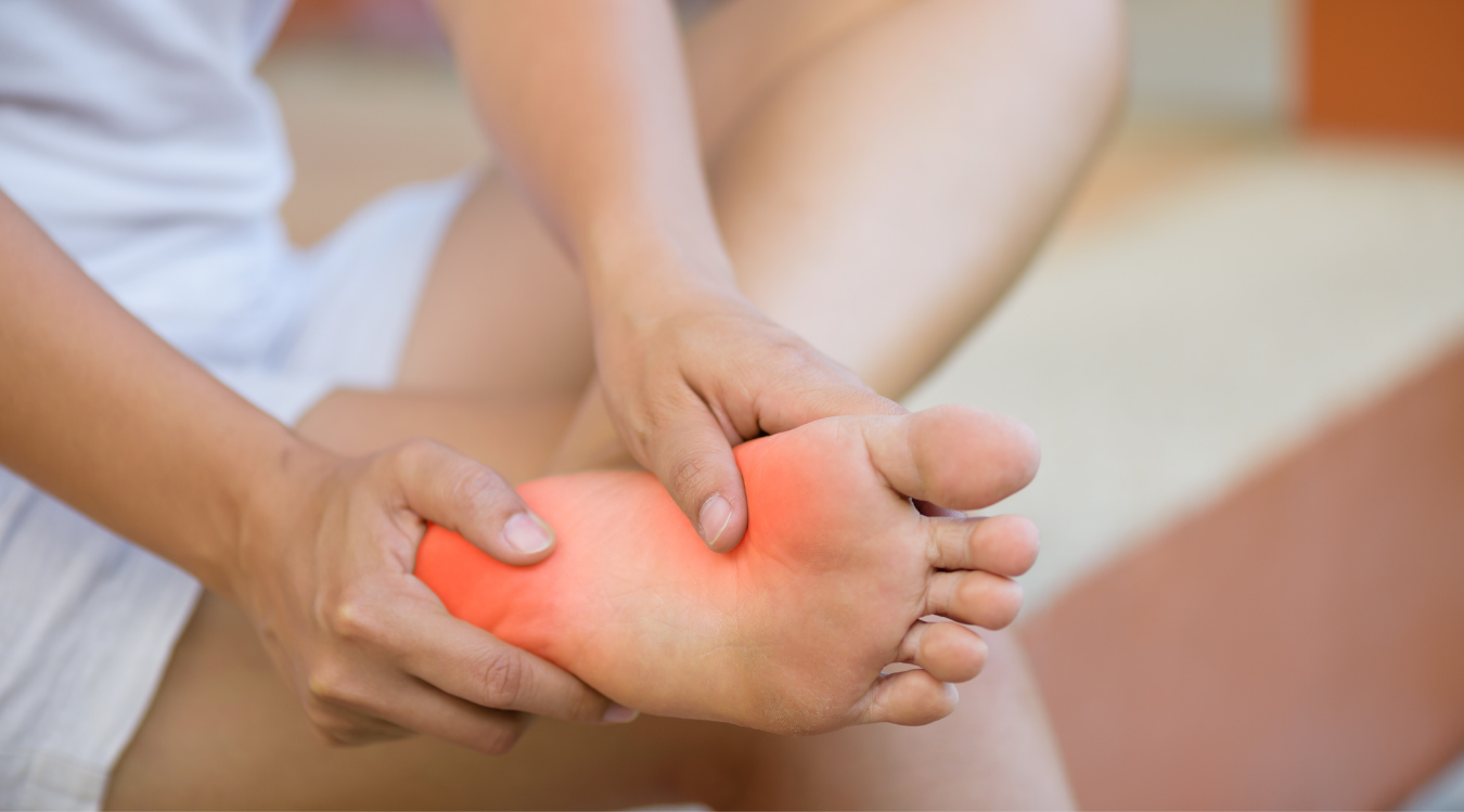 Dor ao pisar no chão: entenda o que é fascite plantar, sintomas, causas e tratamento