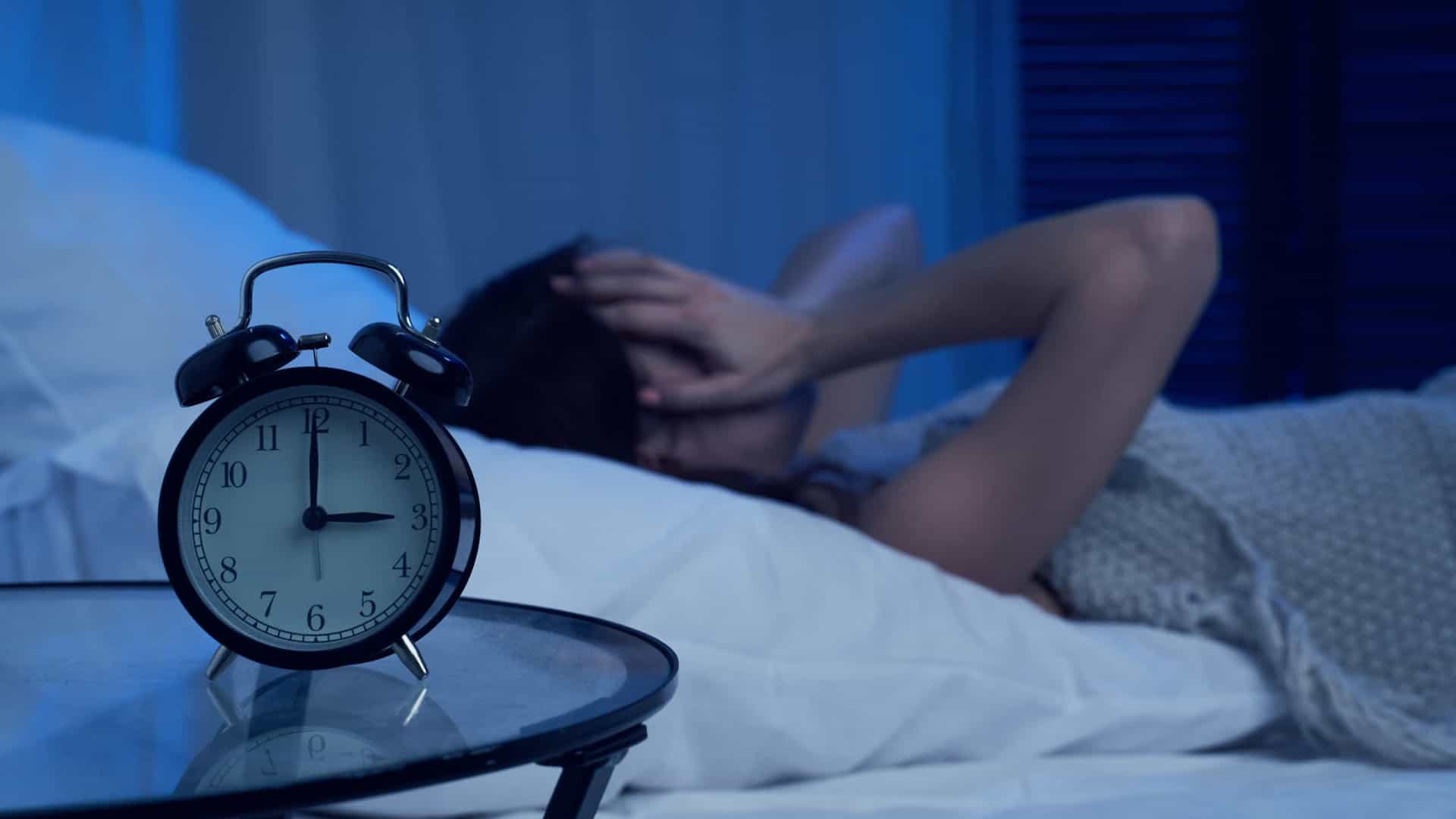 Acordou no meio da noite? Veja 8 truques para voltar a dormir rápido!